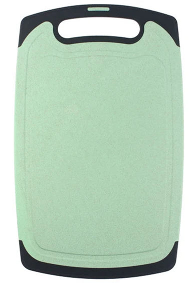Groene kunststof snijplank van DHProducts met zwarte antislip-randen en handig handvat, afgebeeld op een witte achtergrond.
