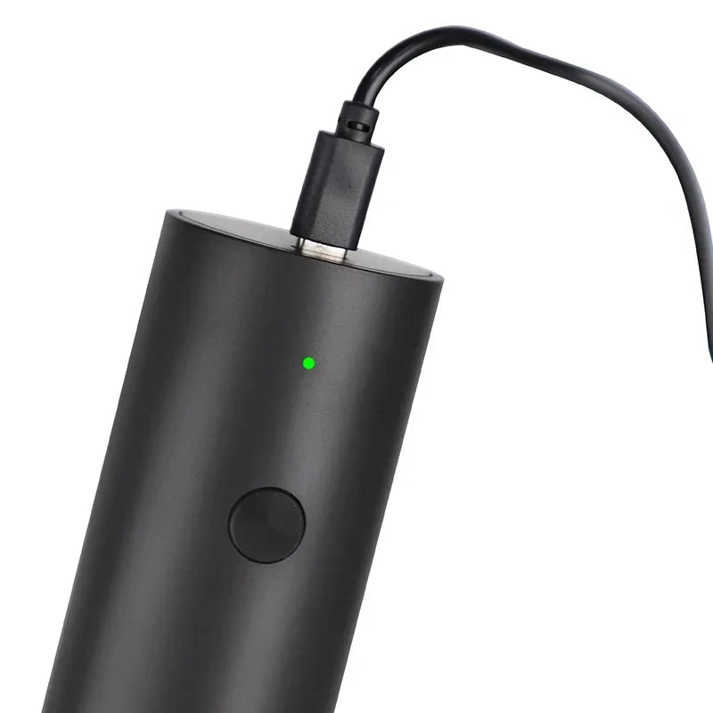 Close-up van oplaadbare elektrische kruidenmolen met USB-kabel en indicatielampje – handig, duurzaam en altijd klaar voor gebruik.