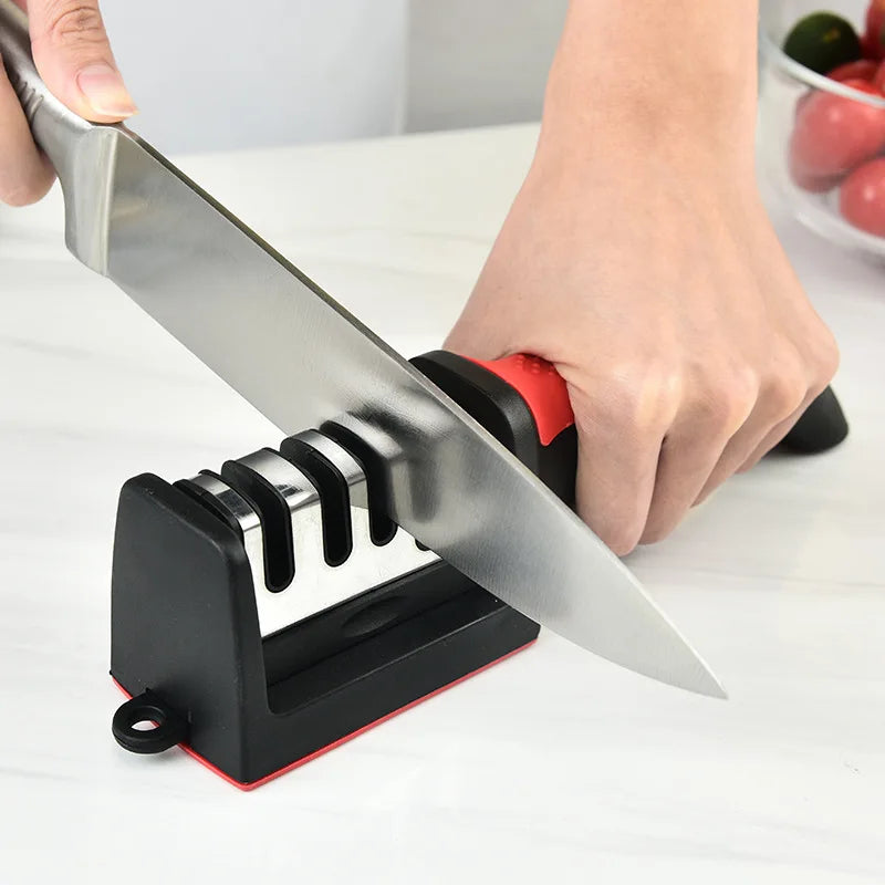 DH Knife Sharpener in gebruik – keukenmes wordt geslepen met compacte messenslijper met antislipbasis en ergonomisch handvat"