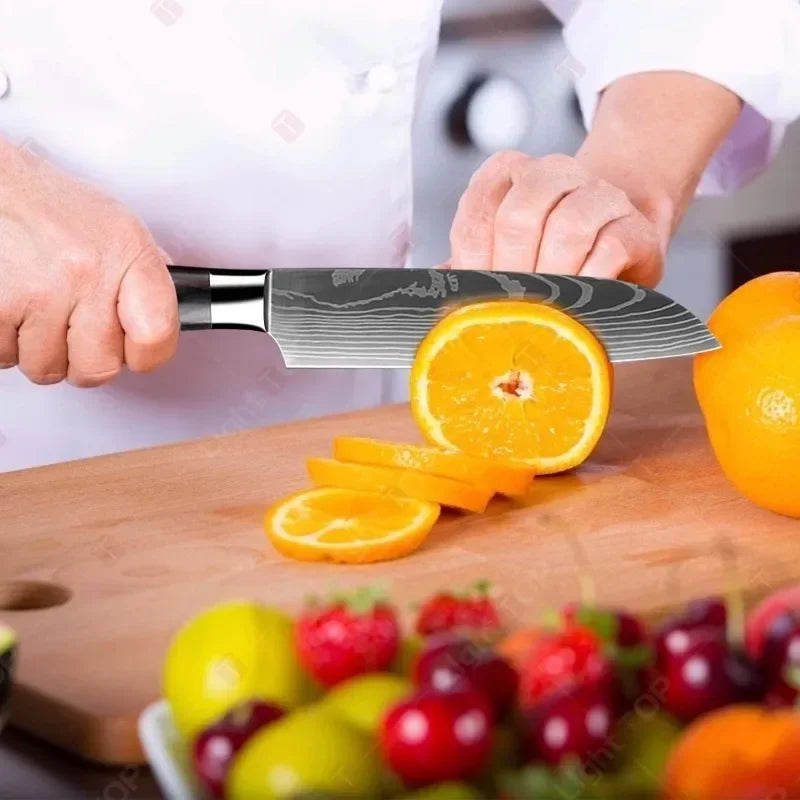 Damascus koksmes snijdt verse sinaasappel op houten snijplank in professionele keuken, omringd door kleurrijk fruit