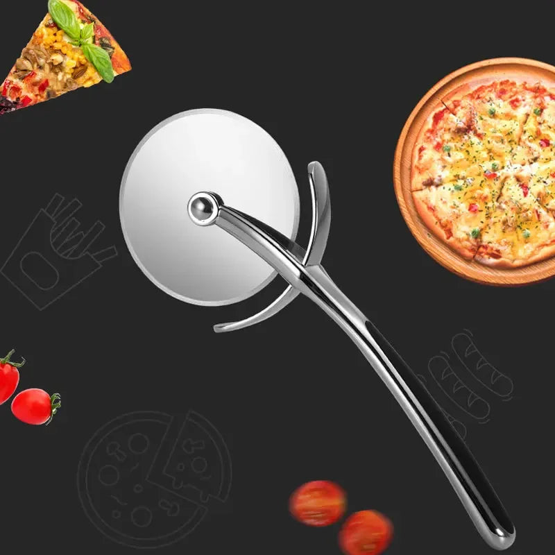 Roestvrijstalen pizzasnijder op houten plank – strak design, vlijmscherp wiel voor perfect gesneden slices.