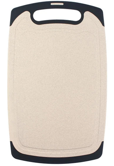Beige kunststof snijplank van DHProducts met zwarte antislip-randen en geïntegreerd handvat, afgebeeld op een witte achtergrond.