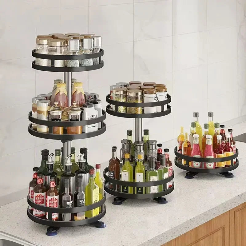 Verschillende formaten DH Spice Rack met draaibare lagen, gevuld met specerijen, oliën en sauzen op een keukenkast