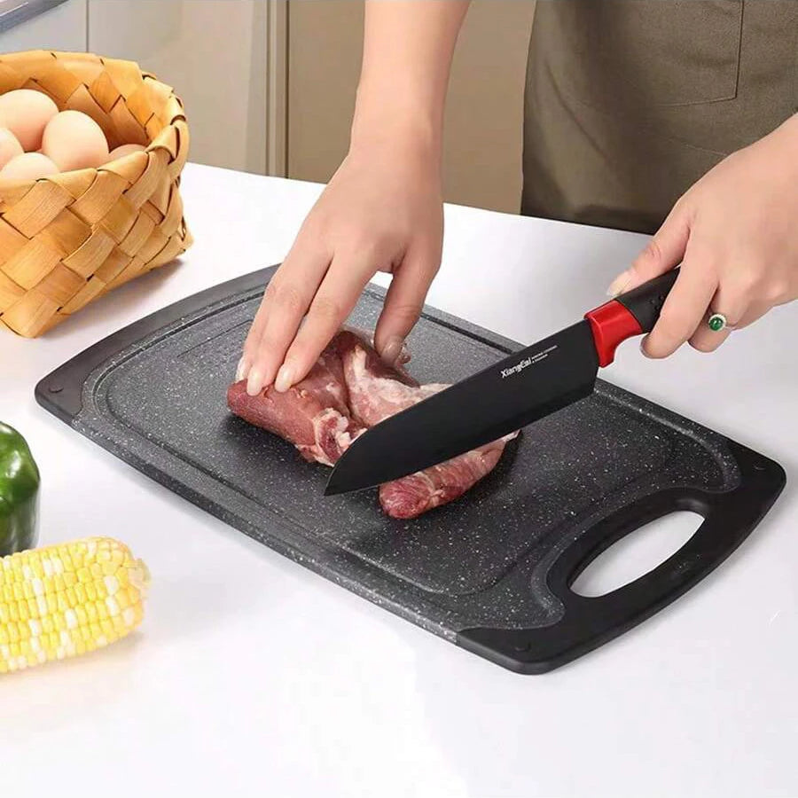 Grote DH Cutting Board met antisliprand en sapgeul, ideaal voor het veilig en hygiënisch snijden van vlees in de keuken. Stevig en mesvriendelijk.
