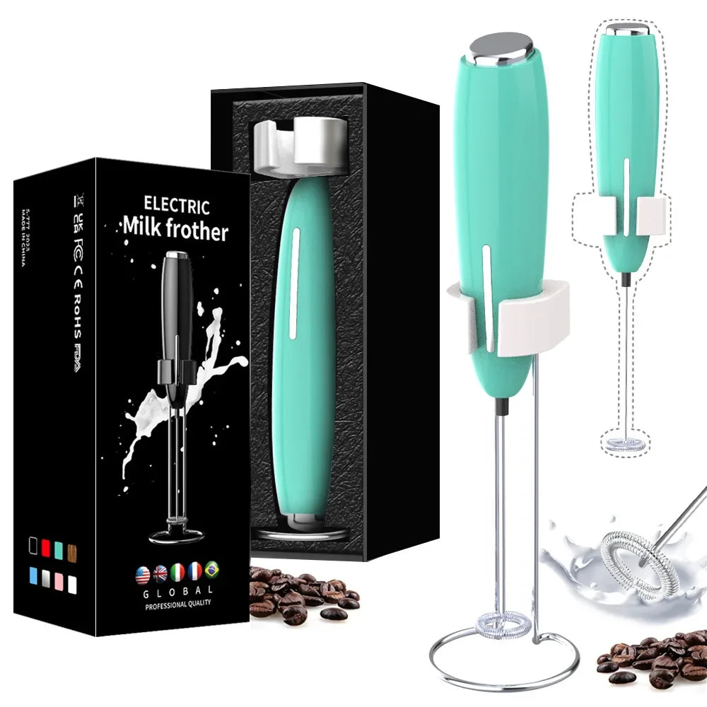 Mintgroene elektrische melkopschuimer met standaard en RVS garde – stijlvol, compact en ideaal voor cappuccino, latte en melkschuim.