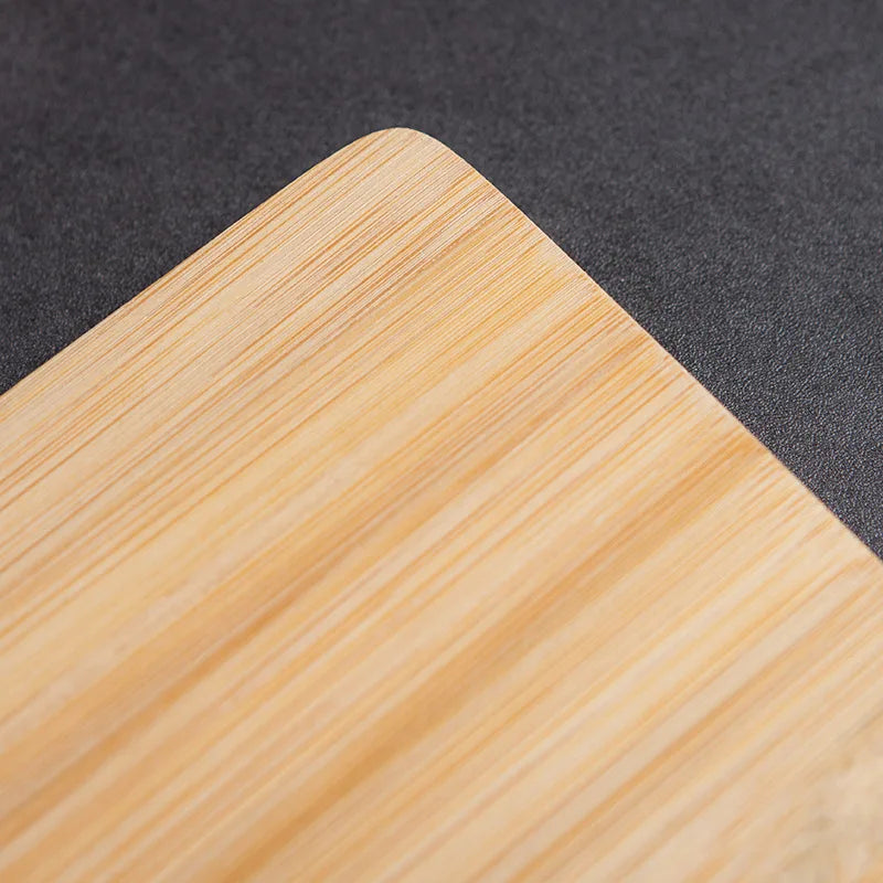 Close-up van een hoek van de DHProducts bamboe snijplank, waarop duidelijk de natuurlijke structuur en fijne afwerking van het bamboe zichtbaar is.