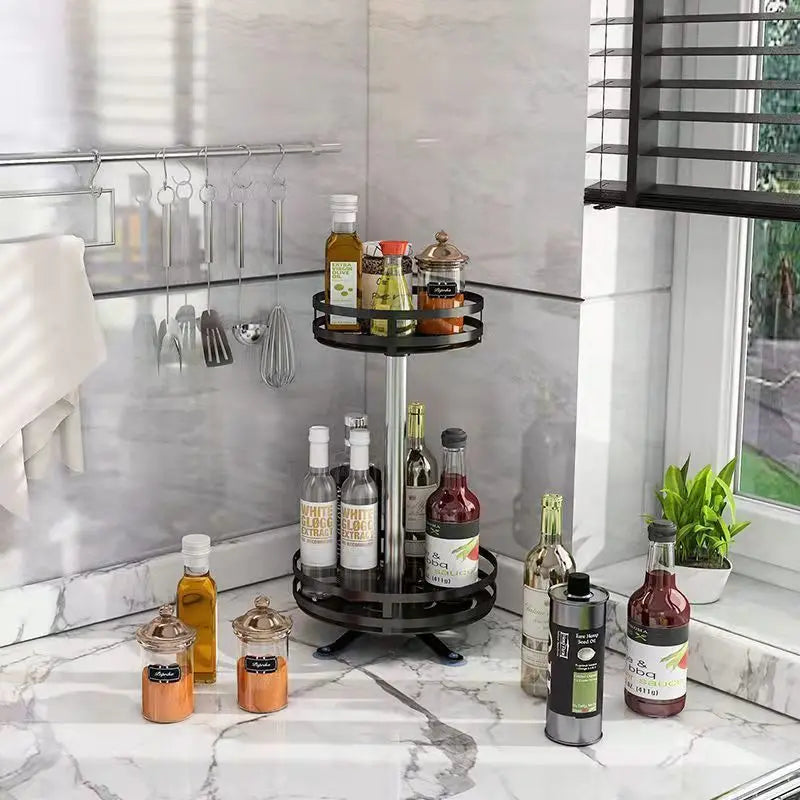 Compact DH Spice Rack met twee draaibare plateaus, gevuld met sauzen, oliën en kruidenpotjes op marmeren aanrecht