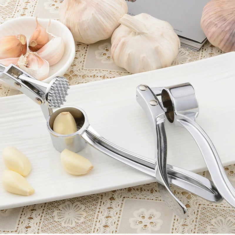 DH knoflookpers van RVS in actie – plet knoflook moeiteloos direct in een kom voor vers en krachtig aroma.