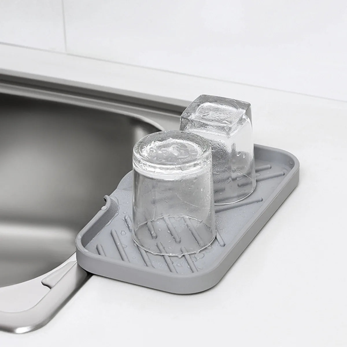 Grijze gootsteenmat van siliconen – met slim afvoerkanaal voor overtollig water. Ideaal voor spons en schuursponsje.