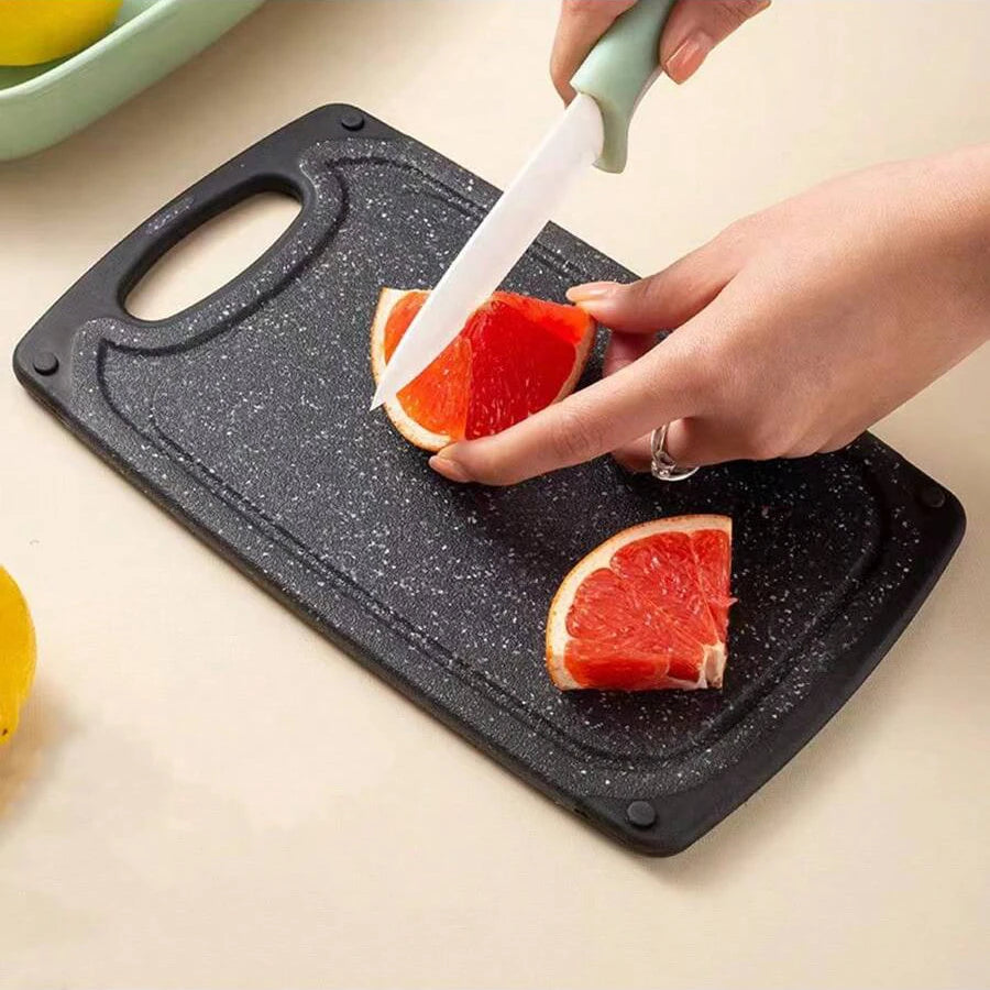 Compacte DH Cutting Board in gebruik met citrusvrucht. Antislip, krasbestendig en voorzien van saprand – perfect voor nauwkeurig snijwerk.