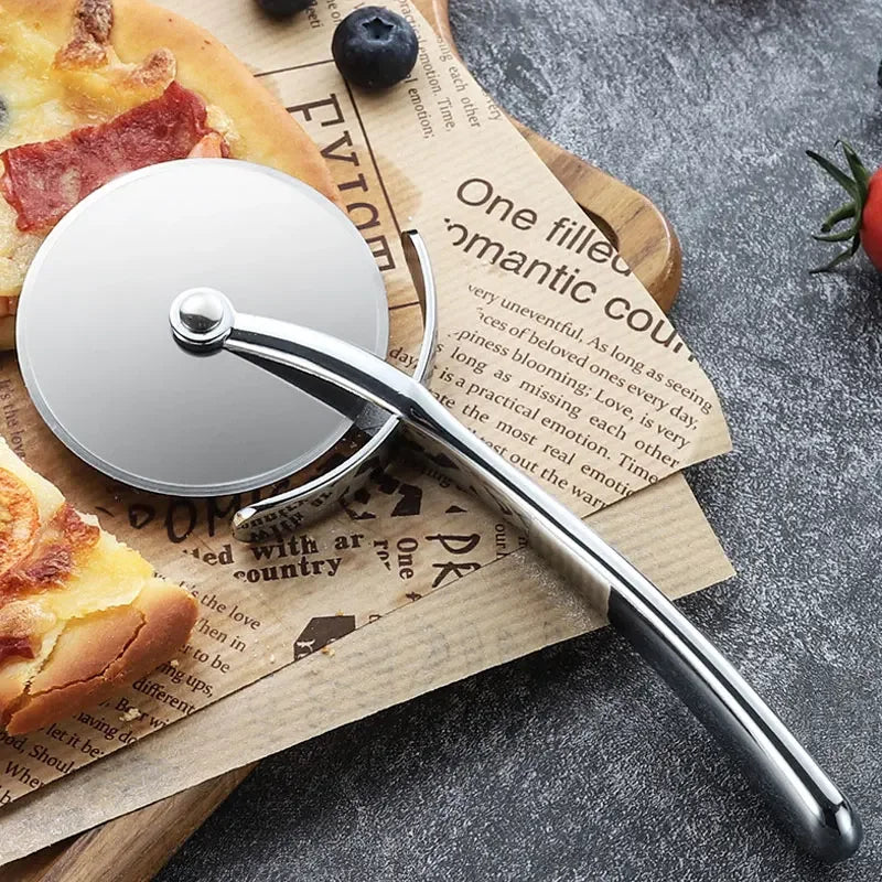 DH RVS pizzasnijder met ergonomisch handvat – snijdt moeiteloos door dikke en dunne pizzabodems.