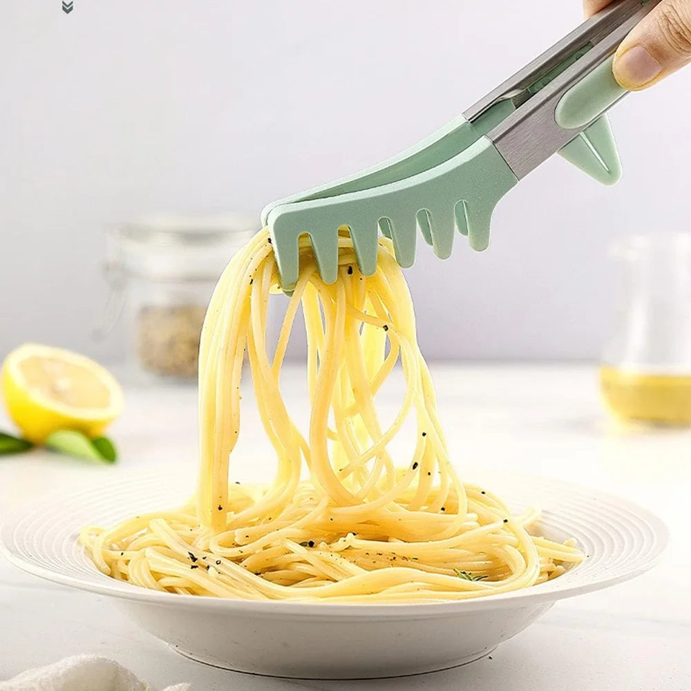 Mintgroene DH Food Tongs in actie met spaghetti, ideaal voor serveren van pasta. Comfortabele grip en stijlvol ontwerp voor elke keuken.