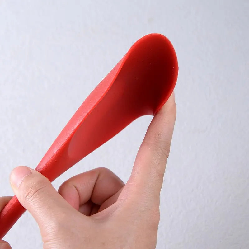 Flexibele rode siliconen lepel – hittebestendig, buigzaam en krasvrij. Perfect voor nauwkeurig roeren zonder je pannen te beschadigen.