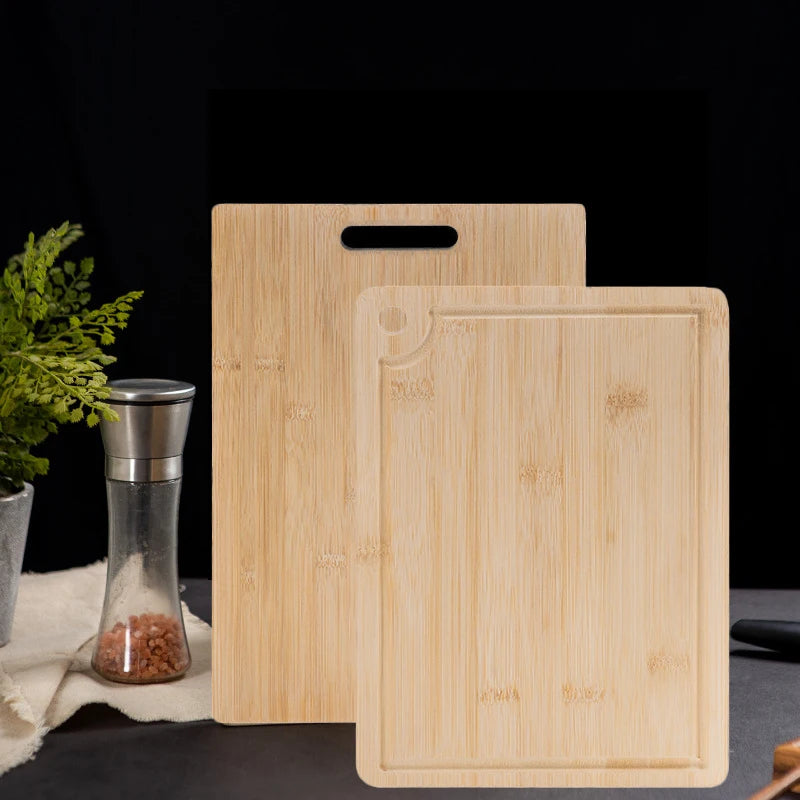 Set van twee stijlvolle bamboe snijplanken van DHProducts met een strak ontwerp, sapgoot en geïntegreerd handvat, afgebeeld in een moderne keukenomgeving.