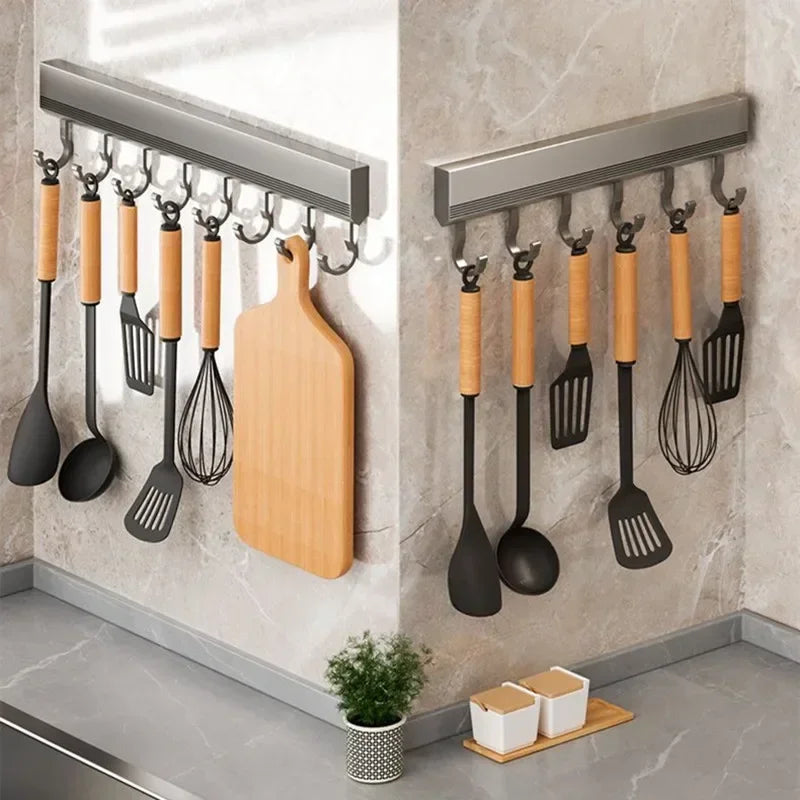 Aluminium haakrek met houten keukengerei – stijlvol en ruimtebesparend voor keukenmuren en kookaccessoires.