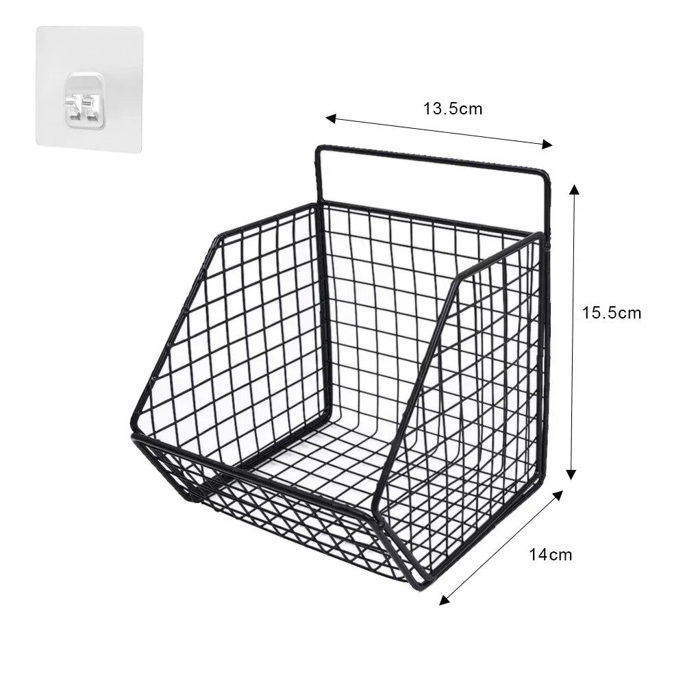"Zwart metalen wandmandje van 15,5 cm hoog, 14 cm diep en 13,5 cm breed, met rasterontwerp en zelfklevende haak voor wandmontage in keuken of badkamer.