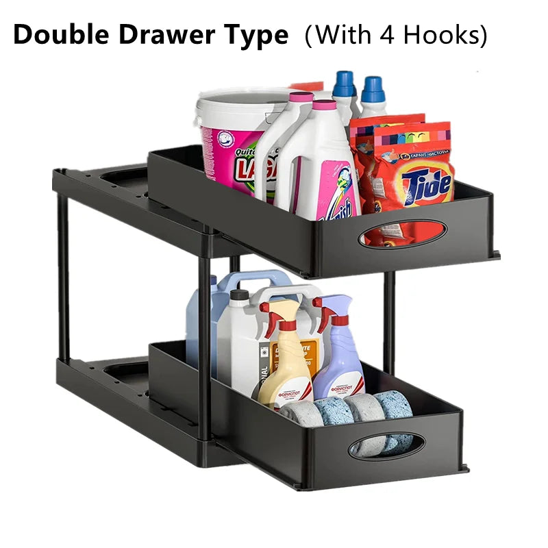 Zwart keukenrek met twee uitschuifbare lades en vier ophanghaken, gevuld met diverse schoonmaakproducten zoals wasmiddelen, schoonmaaksprays en schuursponsjes, ideaal voor overzichtelijke opberging onder gootsteen of in een keukenkast.