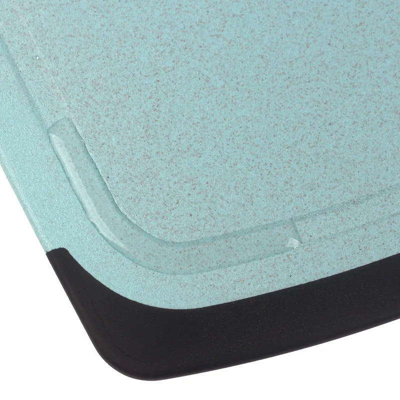 Gedetailleerde close-up van een blauwe kunststof snijplank van DHProducts, met sapgoot en antislip-rand.