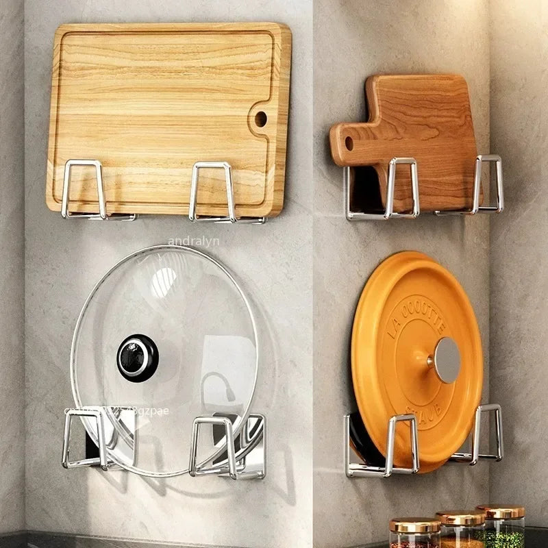 DH Wall Hooks in actie, stevig zelfklevend ontwerp voor het ophangen van snijplanken en pannendeksels. Perfect voor een opgeruimde keuken.