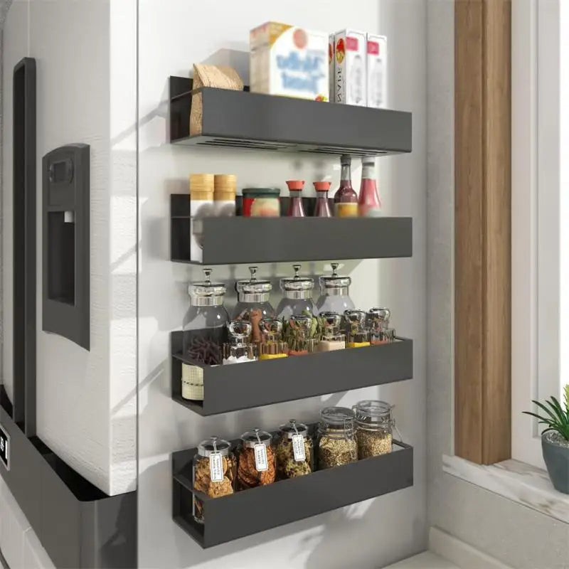 DH Magnetic Fridge Shelf met vijf magnetische wandrekken op koelkast – gevuld met potten, kruiden, flessen en ontbijtproducten