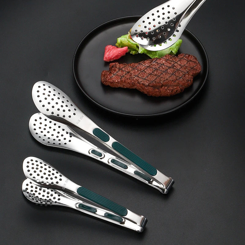 RVS keukentangen van DHProducts in actie bij het serveren van steak – ideaal voor BBQ, koken en stijlvol opdienen.