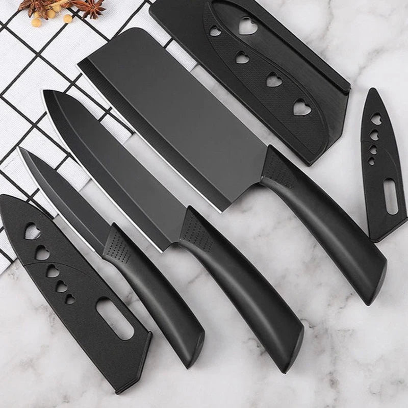 DH Black Steel Kitchen Knives Set met drie zwarte keukenmessen en beschermhoezen – modern, minimalistisch design op marmeren ondergrond