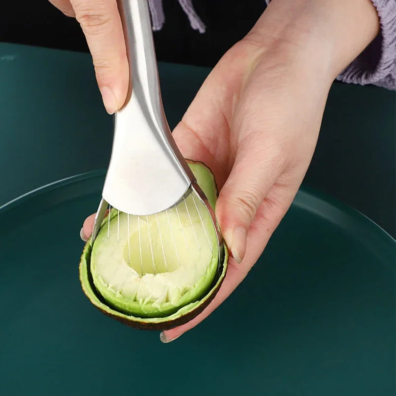 Avocadosnijder in actie, snijdt gelijkmatige plakjes direct uit de halve avocado zonder schil te beschadigen.