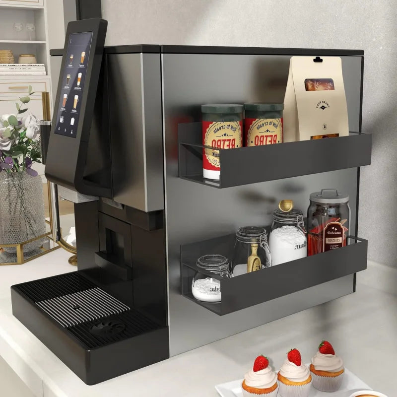 DH Magnetic Fridge Shelf bevestigd aan koffiemachine, gevuld met suiker, koffie, koekjes en bekers – slimme opbergoplossing voor koffieruimte