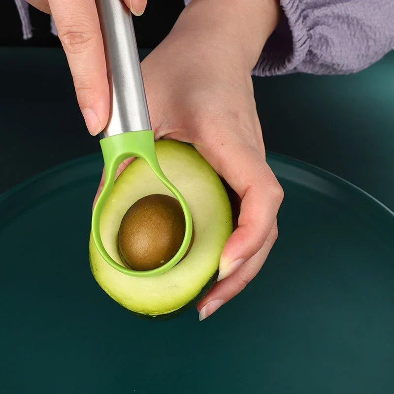 Avocado tool met ringvormig uiteinde verwijdert snel en veilig de pit uit een halve avocado.