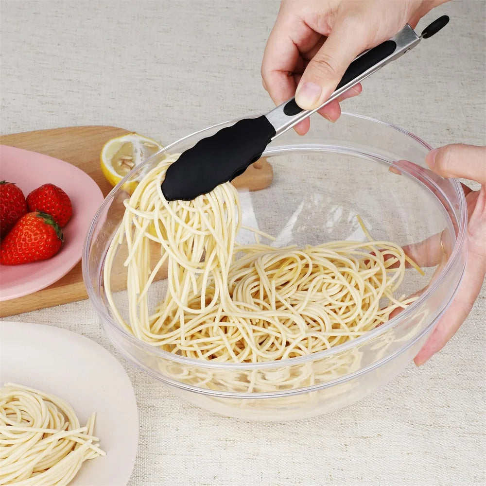 DH keukentang in gebruik met spaghetti – siliconen grip voorkomt plakken en beschadiging. Ideaal voor serveren van pasta en delicate gerechten.