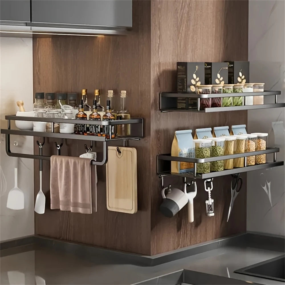 Moderne DH Multi-Functional Storage Racks op houten wand. Ideaal voor flessen, kruiden, mokken en tools. Maximale opslag, minimale ruimte.