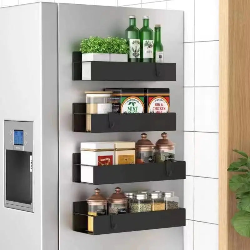 Zwarte DH Magnetic Fridge Shelf met vier magnetische rekken aan koelkastzijde, gevuld met kruidenpotjes, drankflessen en keukenvoorraad