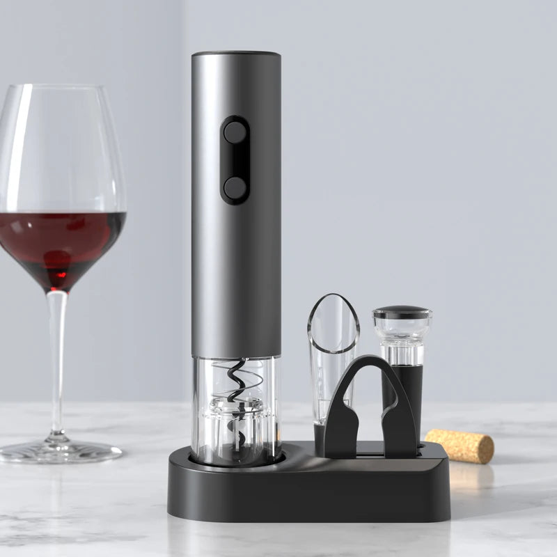 Elektrische wijnopener set met elegante zwarte standaard, inclusief schenktuit, vacuüm wijnstop en foliesnijder, gepresenteerd naast een glas rode wijn – ideaal voor stijlvol wijn schenken en bewaren.