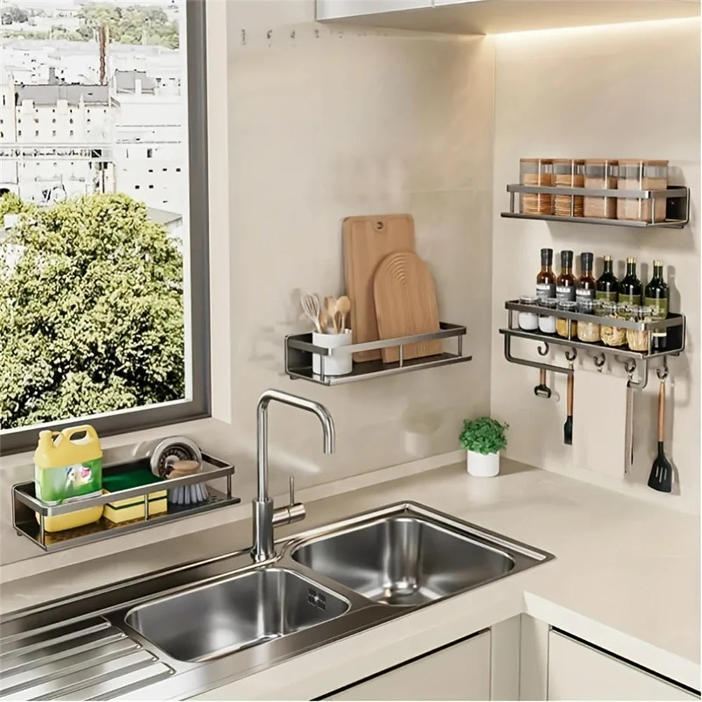 Strakke keuken met DH Multi-Functional Storage Racks. Ideaal voor snijplanken, kruiden, flessen en schoonmaakspullen. Perfect georganiseerde werkruimte.