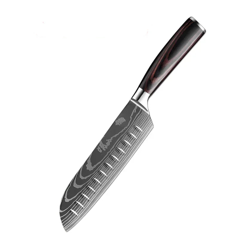 7 inch Japans Damascus mes met gesmeed lemmet en houten handvat op witte achtergrond