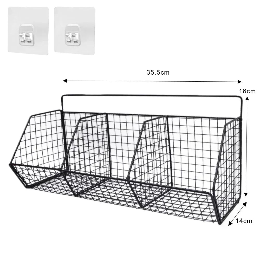 "Zwart metalen wandmandje met 3 vakken, 35,5 cm breed, 16 cm hoog en 14 cm diep, inclusief twee zelfklevende haken voor eenvoudige montage in keuken of badkamer.