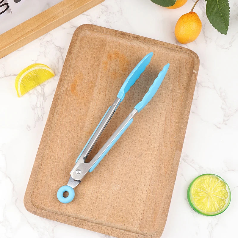 Blauwe siliconen keukentang op houten plank – krasvrij, BPA-vrij en perfect voor grillen, bakken en serveren.