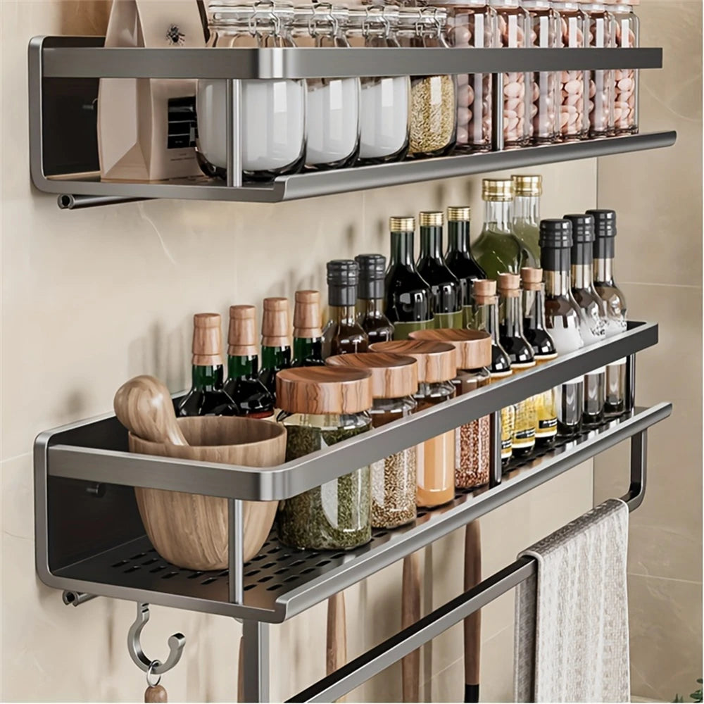 DH Multi-Functional Storage Rack in dubbele uitvoering. Ideaal voor flessen, potjes en keukengerei. Stijlvolle wandopslag met haakjes en handdoekhouder.
