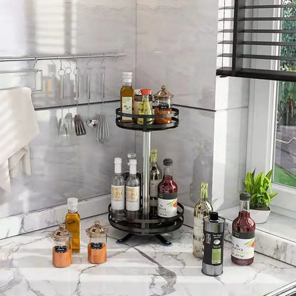 Compact DH Spice Rack met twee draaibare plateaus, gevuld met sauzen, oliën en kruidenpotjes op marmeren aanrecht