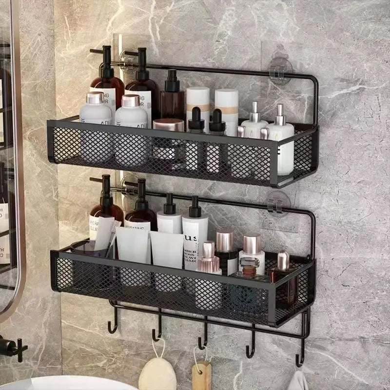 Zwarte wandrek met diepe planken, ideaal voor het opbergen van kruiden, flessen en keukenaccessoires – ruimtebesparend design.