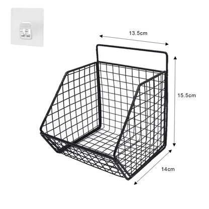"Zwart metalen wandmandje van 15,5 cm hoog, 14 cm diep en 13,5 cm breed, met rasterontwerp en zelfklevende haak voor wandmontage in keuken of badkamer.