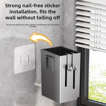 Een rechthoekige, metalen keukengerei-houder, bevestigd aan een grijze muur met een nagelvrije sticker, naast een raam met jaloezieën. Een pijl wijst van de sticker naar de houder om de installatie zonder boren te illustreren, en de tekst benadrukt de sterke kleefkracht.